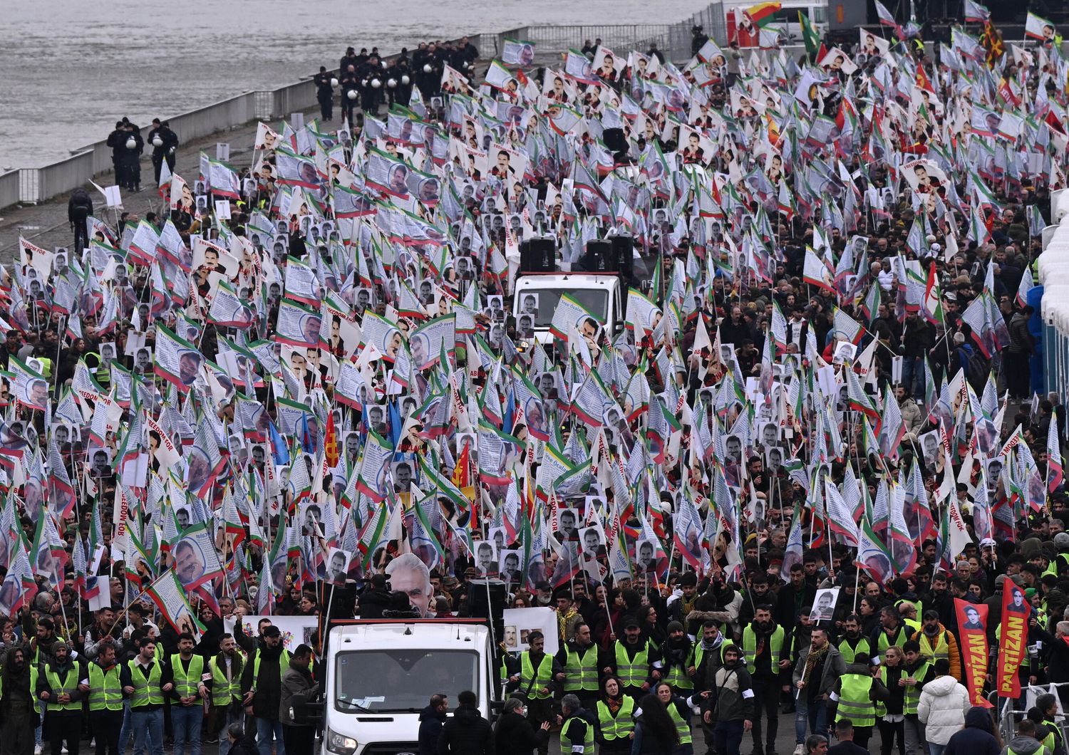 Sostenitori della comunità curda manifestano con bandiere e striscioni in occasione del 25° anniversario dell'arresto del leader del Partito dei Lavoratori del Kurdistan (PKK) Abdullah Ocalan sulle rive del fiume Reno a Colonia il 17 febbraio 2024