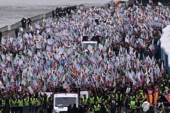 Sostenitori della comunità curda manifestano con bandiere e striscioni in occasione del 25° anniversario dell'arresto del leader del Partito dei Lavoratori del Kurdistan (PKK) Abdullah Ocalan sulle rive del fiume Reno a Colonia il 17 febbraio 2024