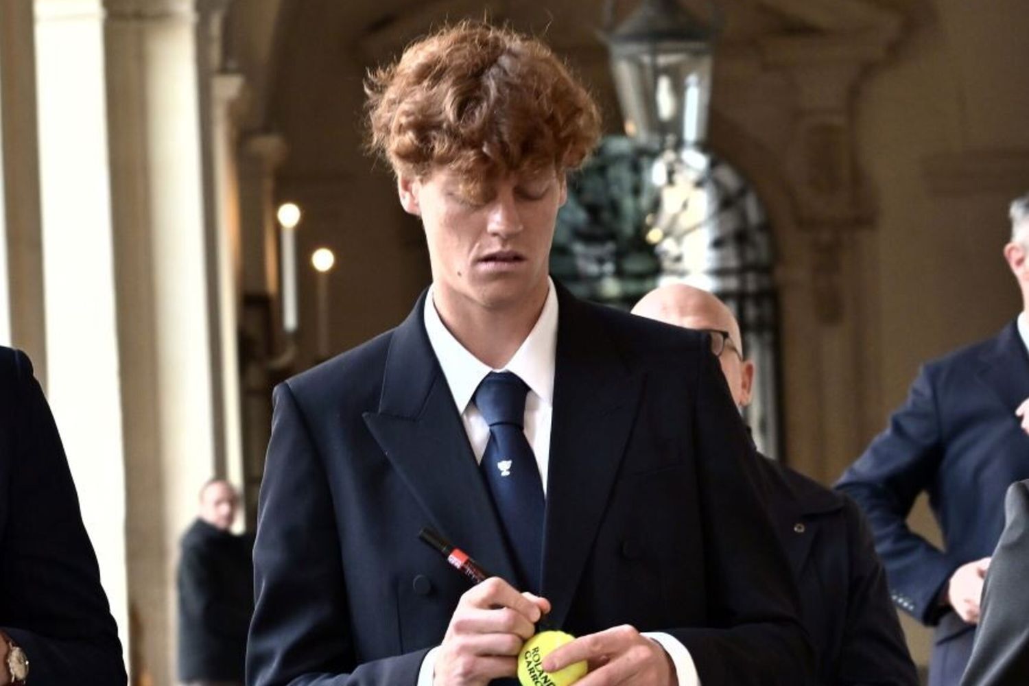 01/02/2024 Roma, il presidente della Repubblica riceve la squadra azzurra, vincitrice della coppa Davis 2023. Nella foto Jannik Sinner lascia il Quirinale , firma una pallina da tennis