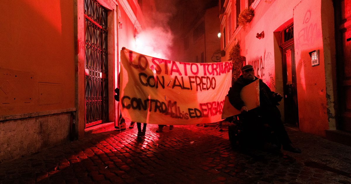 Blitz di anarchici a Roma, in fiamme auto e cassonetti