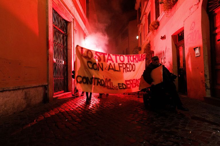 Blitz di anarchici a Roma, in fiamme auto e cassonetti