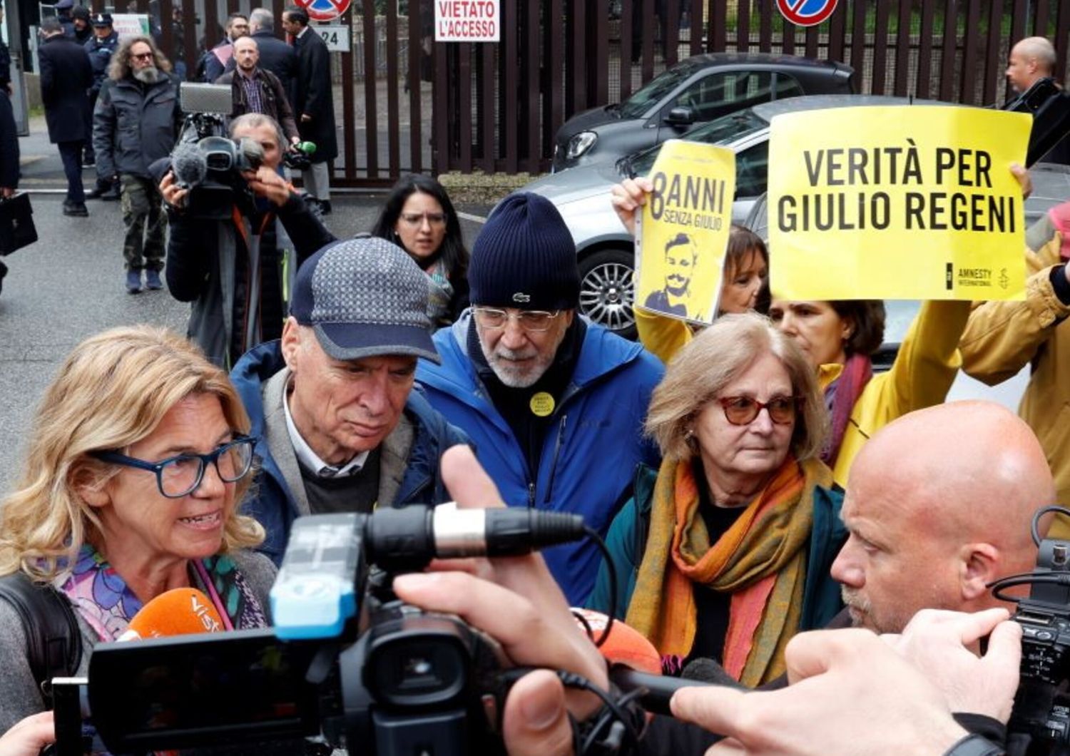 L'avvocato Alessandra Ballerini, affiancata da Paola Deffendi e Claudio Regeni, genitori di Giulio