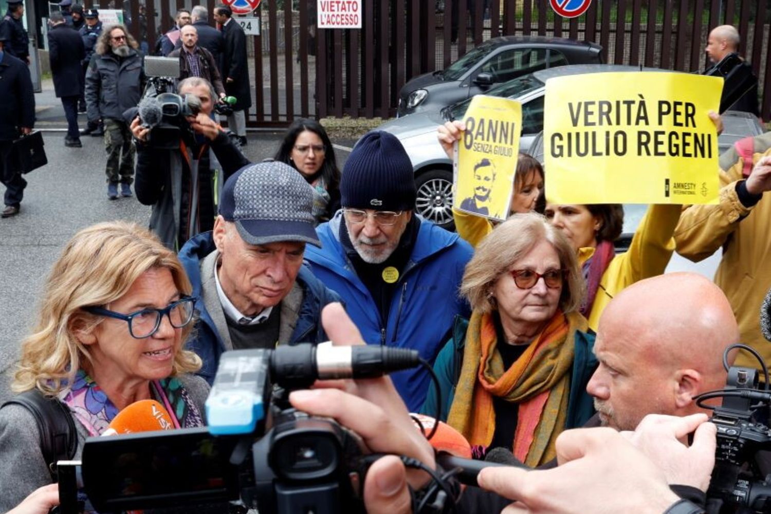 L'avvocato Alessandra Ballerini, affiancata da Paola Deffendi e Claudio Regeni, genitori di Giulio