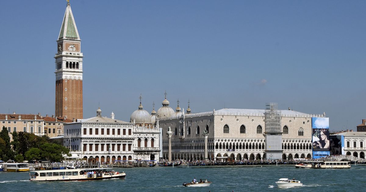 Venezia: cadono pezzi di cemento armato dal campanile di San Marco