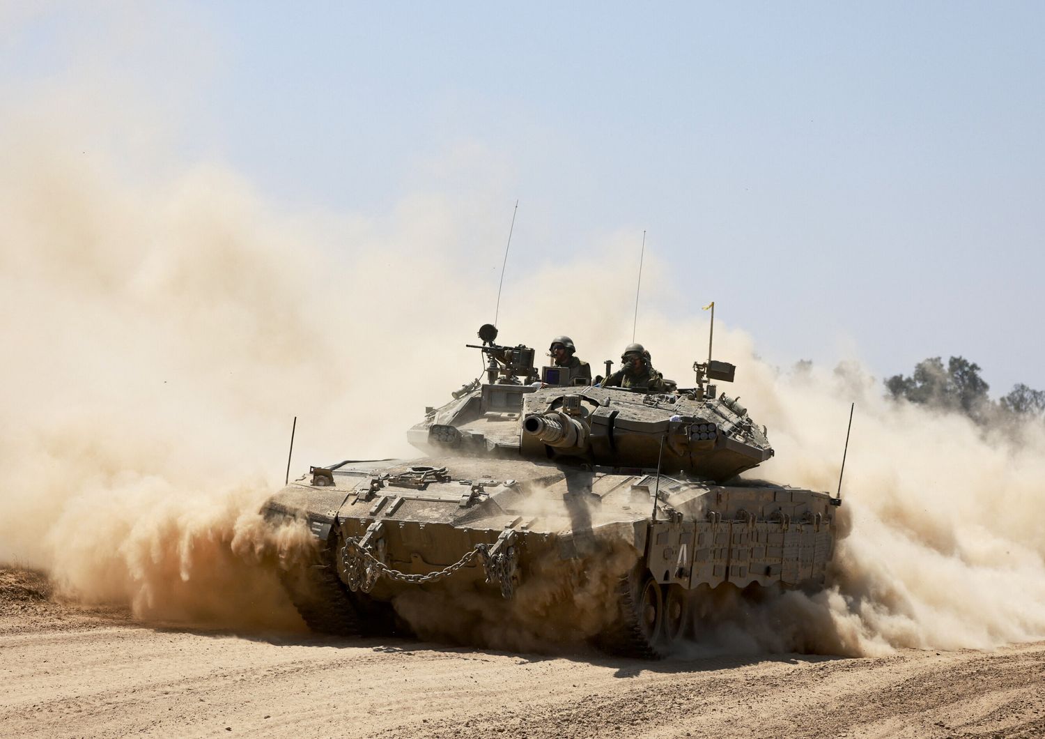 Un carro armato israeliano in azione a Rafah