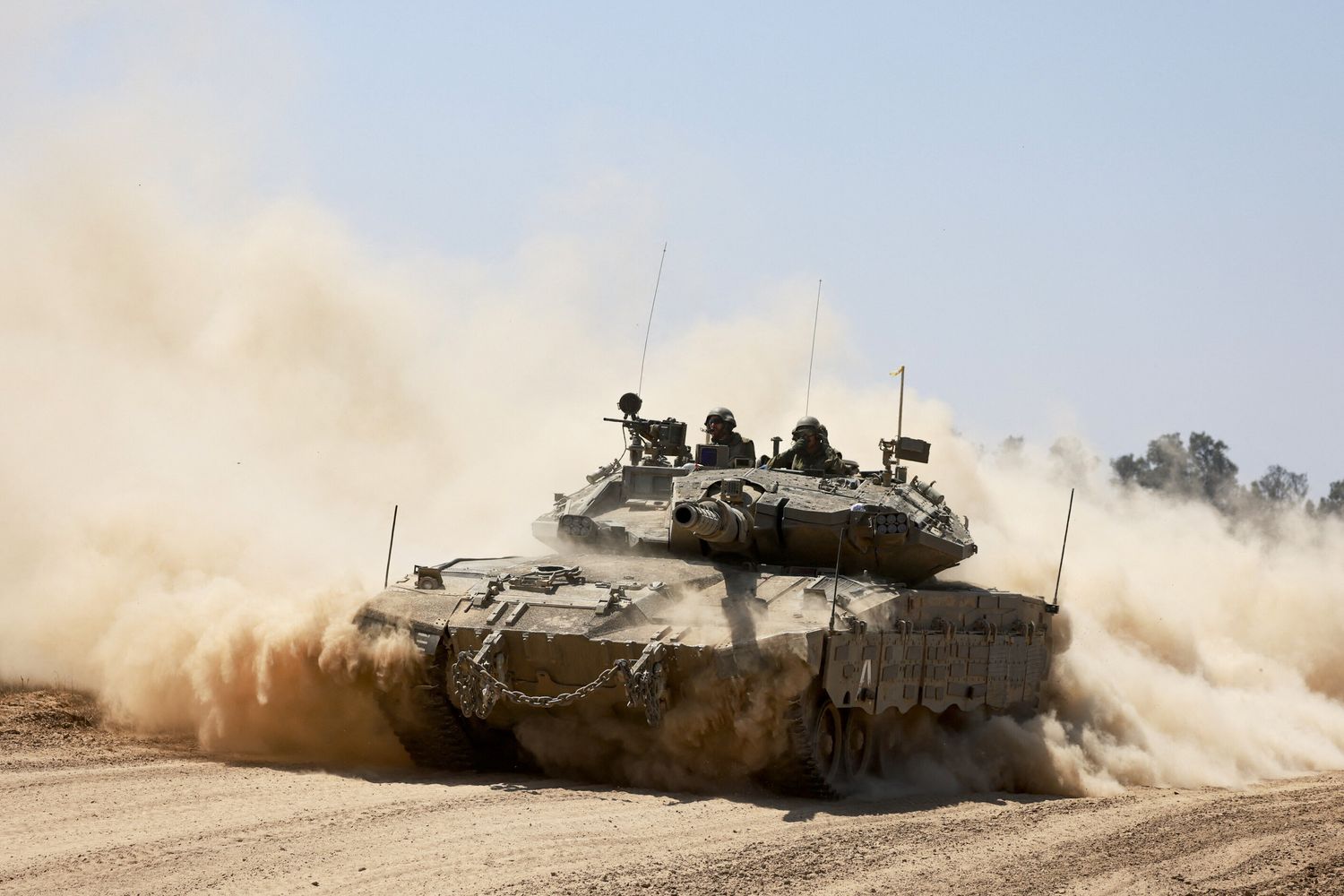 Un carro armato israeliano in azione a Rafah