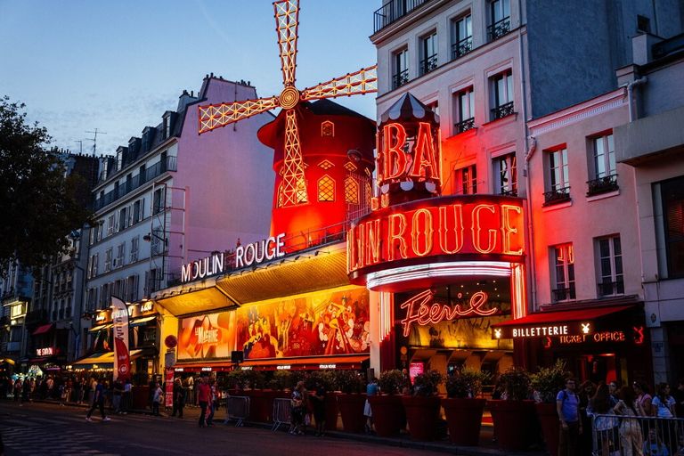 A Parigi sono crollate le pale del Moulin Rouge