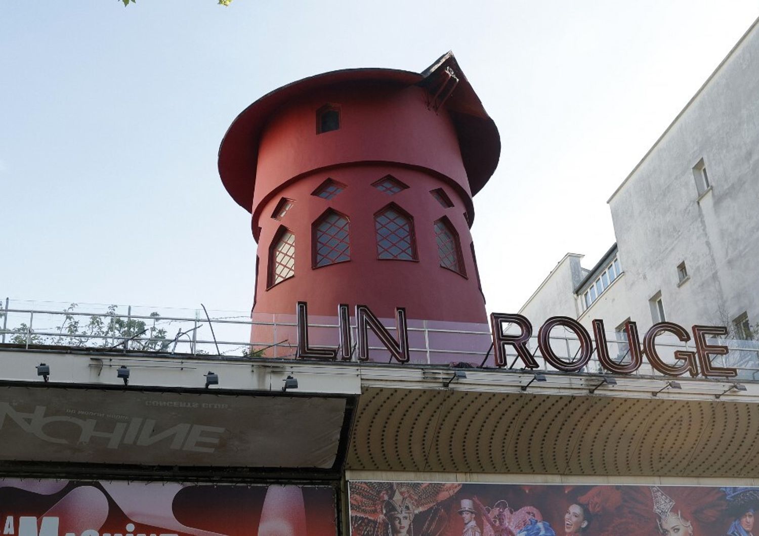 Cadute le pale del Moulin Rouge a Parigi