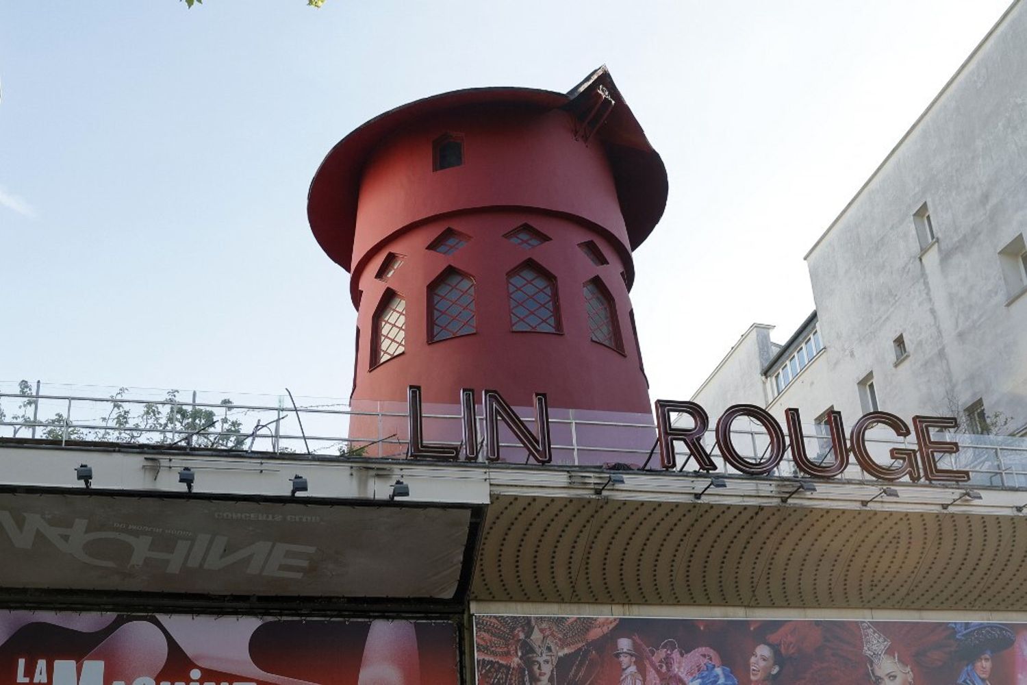 Cadute le pale del Moulin Rouge a Parigi