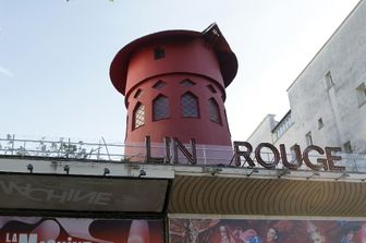 Cadute le pale del Moulin Rouge a Parigi