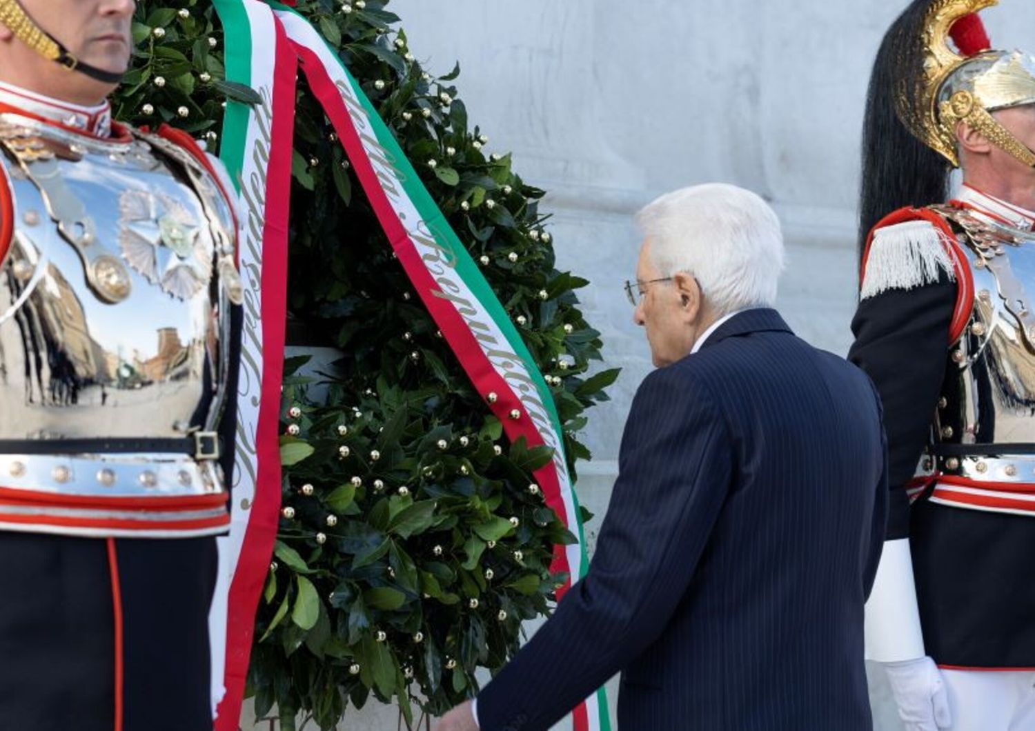 25 aprile: il presidente Mattarella depone un corona di alloro all'Altare della Patria