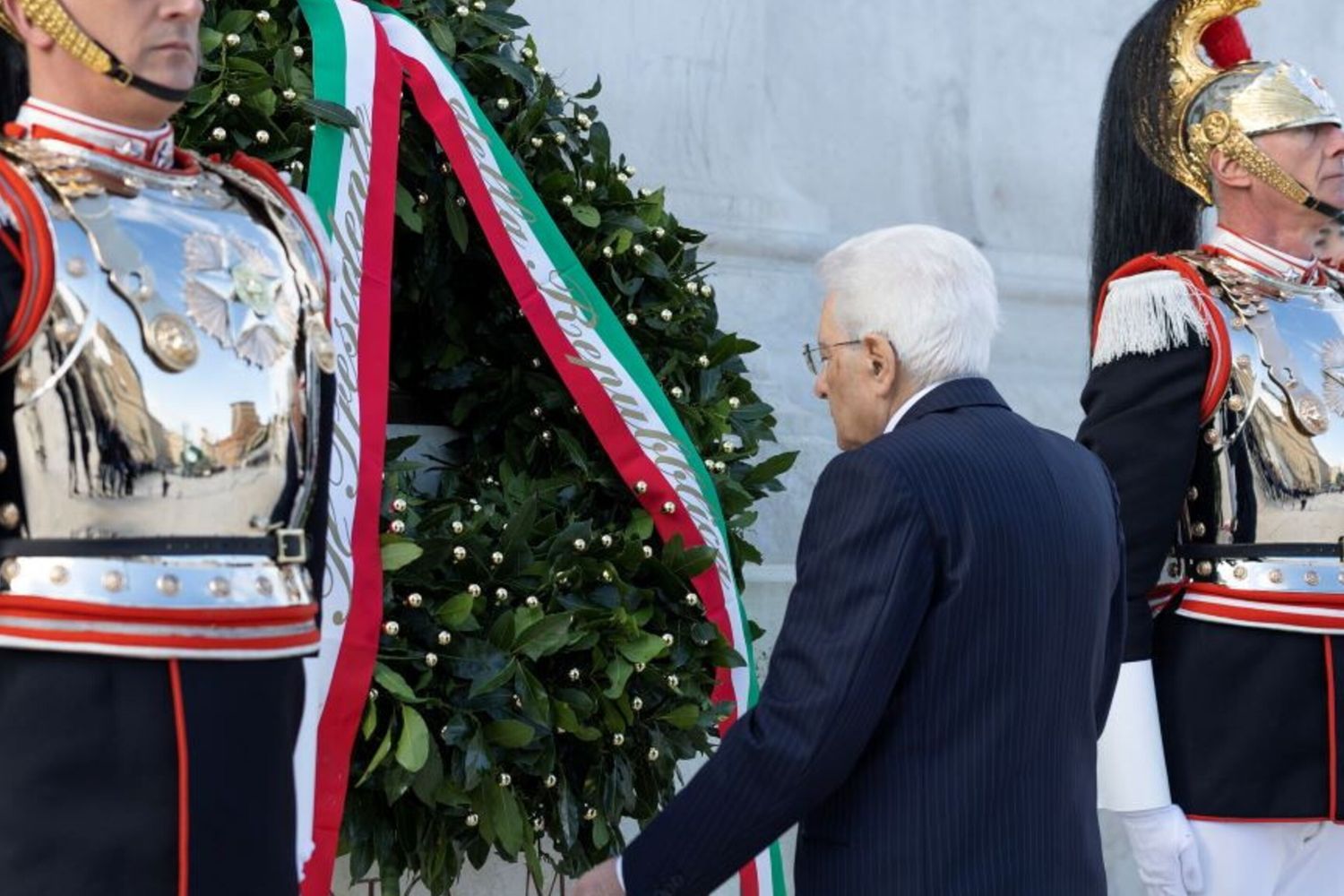 25 aprile: il presidente Mattarella depone un corona di alloro all'Altare della Patria