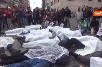Corteo 25 aprile a Napoli, flash mob pro Palestina, persone stese a terra coperte con lenzuola
