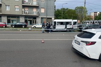 Spari contro un furgone a Milano, ucciso un 18enne