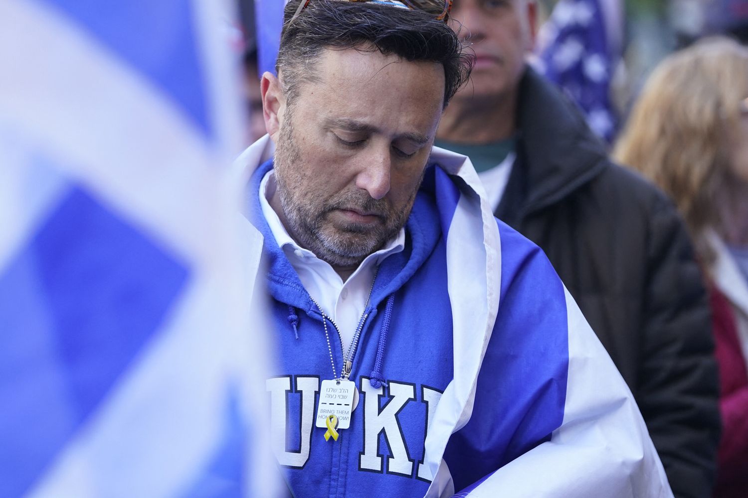 Persone partecipano alla manifestazione "Bring Them Home Now", che chiede il rilascio degli ostaggi israeliani rapiti da Hamas il 7 ottobre 2023, fuori dalla Columbia University il 26 aprile 2024, a New York