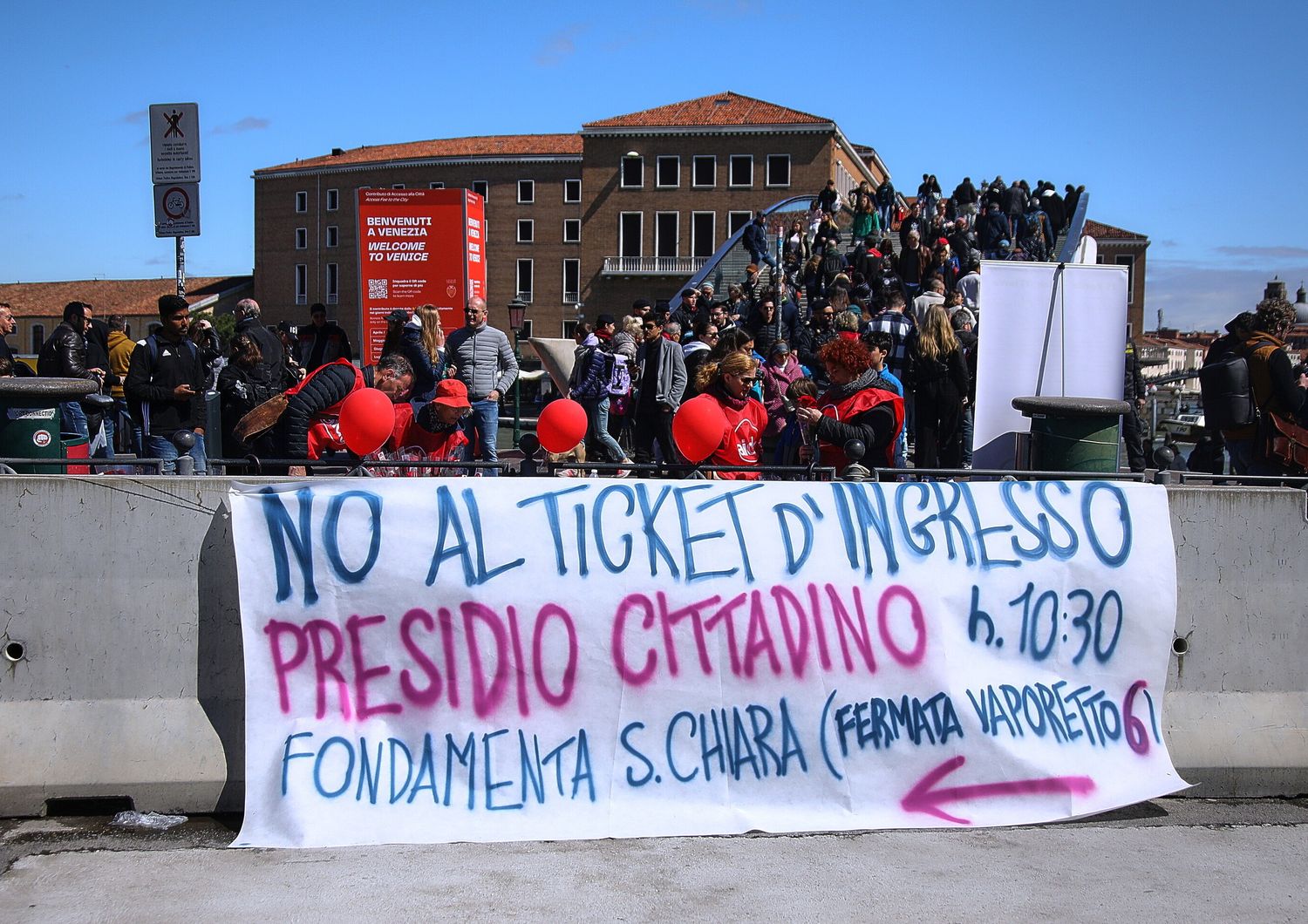 Primo giorno del ticket di accesso per la città di Venezia. Manifestazione e scontri dei no-ticket con le forze dell'ordine