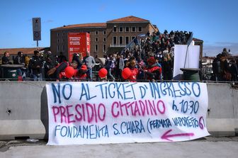 Primo giorno del ticket di accesso per la città di Venezia. Manifestazione e scontri dei no-ticket con le forze dell'ordine