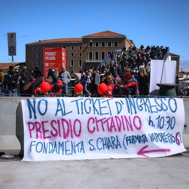 Primo giorno del ticket di accesso per la città di Venezia. Manifestazione e scontri dei no-ticket con le forze dell'ordine