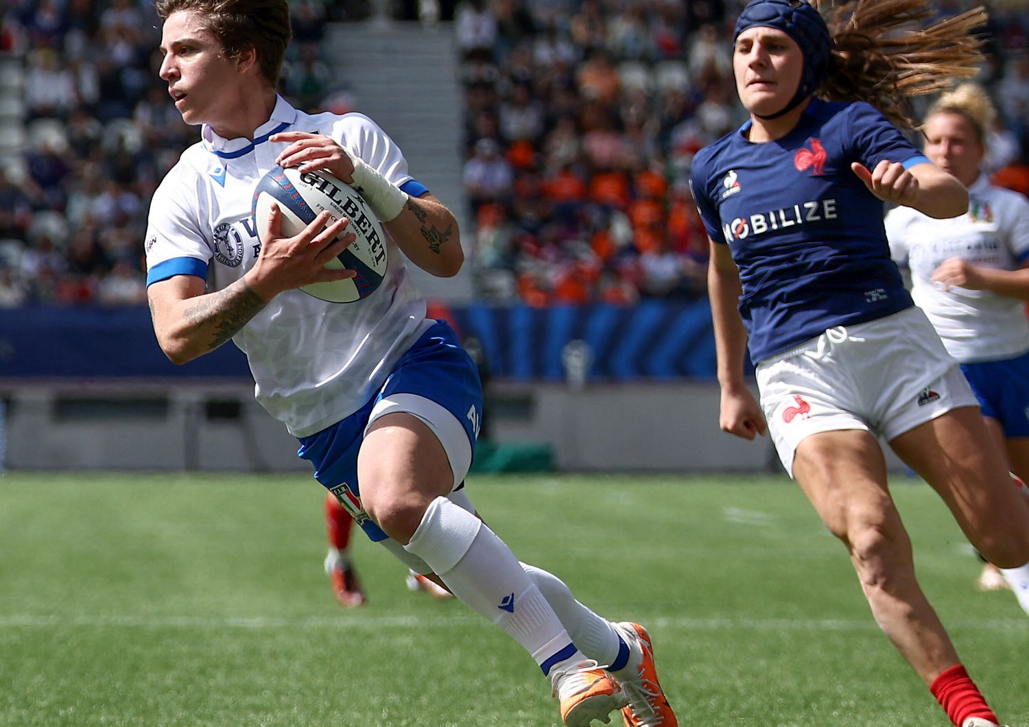 L'ala sinistra italiana Alyssa D'Inca corre con la palla durante la partita del Sei Nazioni di rugby femminile tra Francia e Italia a Parigi, il 14 aprile 2024