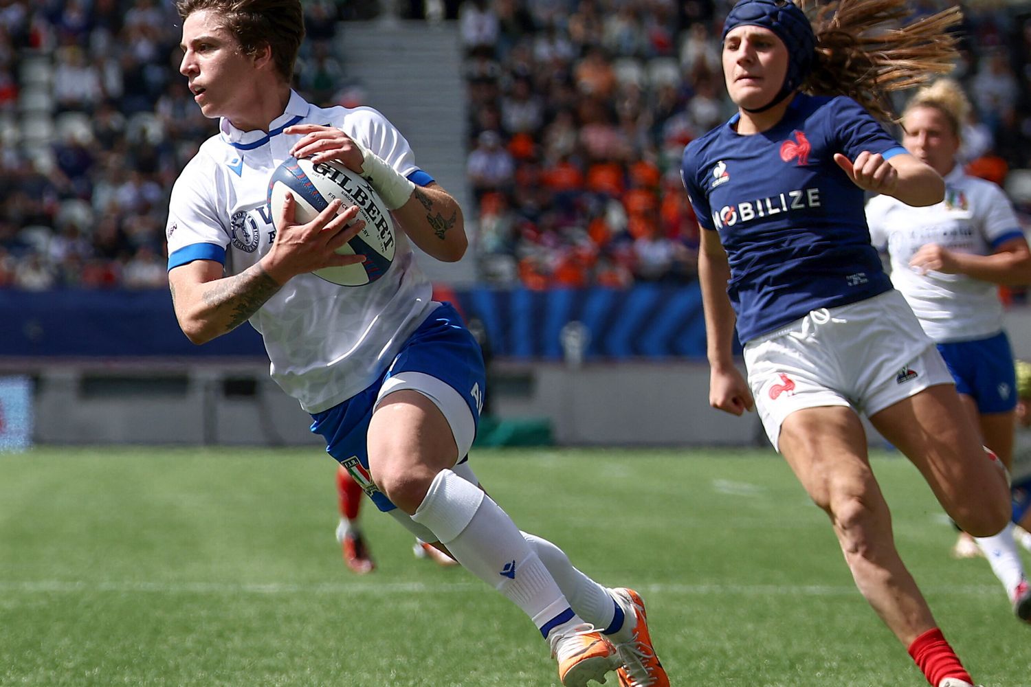 L'ala sinistra italiana Alyssa D'Inca corre con la palla durante la partita del Sei Nazioni di rugby femminile tra Francia e Italia a Parigi, il 14 aprile 2024