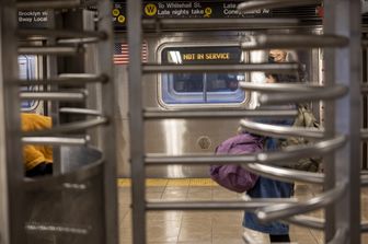 Passeggero della metro di New York con due pitoni giganti al collo [VIDEO]