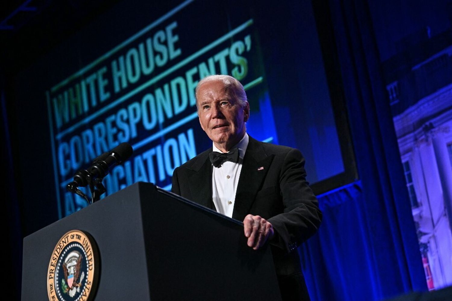 Il presidente degli Stati Uniti Joe Biden parla durante la cena della White House Correspondents' Association