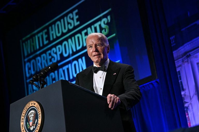 Il presidente degli Stati Uniti Joe Biden parla durante la cena della White House Correspondents' Association
