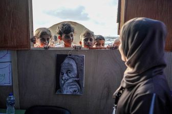 I bambini frequentano le lezioni in una scuola improvvisata in un campo per palestinesi sfollati a Deir El-Balah, nella Striscia di Gaza centrale,