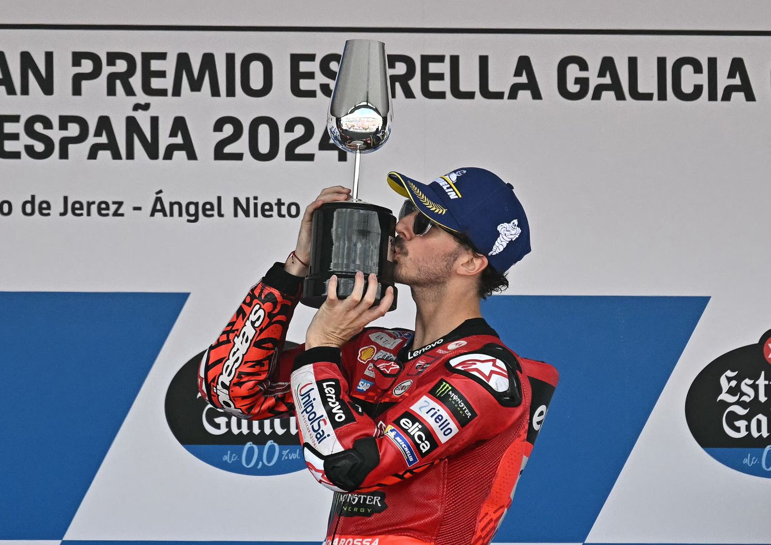 Francesco Bagnaia, della Ducati,festeggia sul podio dopo aver vinto la gara del Gran Premio di Spagna della MotoGP sul circuito di Jerez a Jerez de la Frontera il 28 aprile 2024