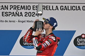 Francesco Bagnaia, della Ducati,festeggia sul podio dopo aver vinto la gara del Gran Premio di Spagna della MotoGP sul circuito di Jerez a Jerez de la Frontera il 28 aprile 2024