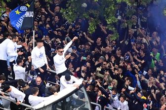 Lautaro Martinez e compagni festeggiano mentre sfilano in autobus per celebrare lo "scudetto"