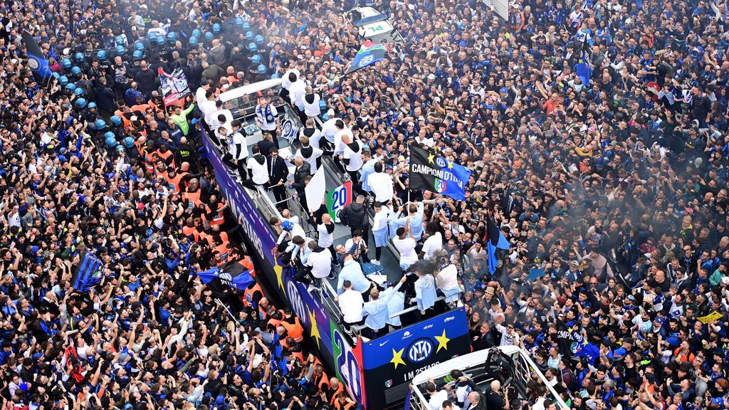 L'Inter e tutto lo staff in festa diretti in piazza Duomo per celebrare la conquista della seconda stella