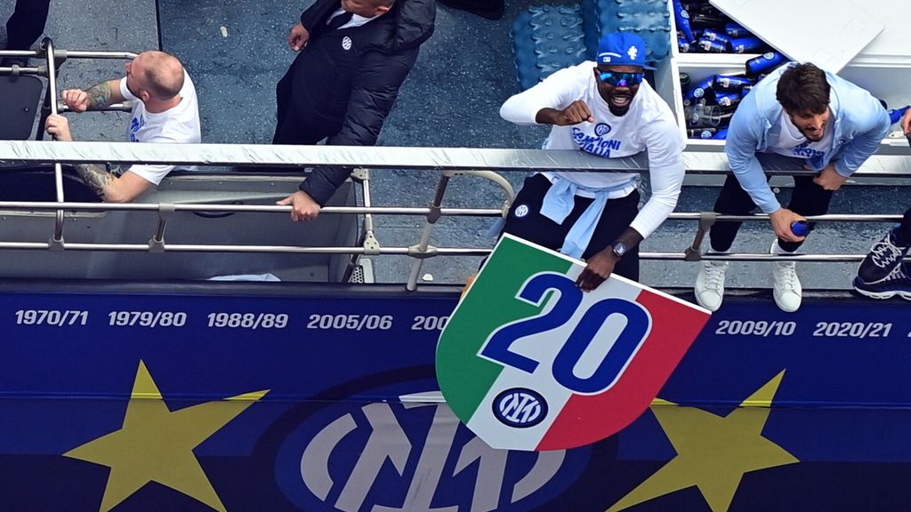 L'attaccante Marcus Thuram festeggia con i tifosi