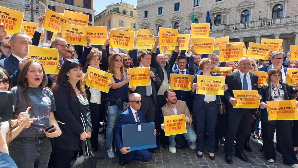 flash mob Movimento 5 stelle davanti Palazzo Chigi