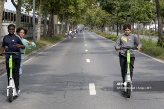 &nbsp;Ragazzini in monopattino elettrico a Bruxelles