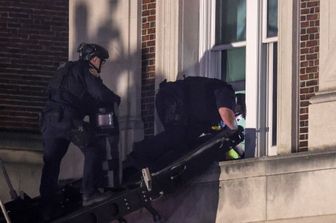 La polizia irrompe in un edificio  barricato da manifestanti studenteschi filo-palestinesi alla Columbia University, a New York City