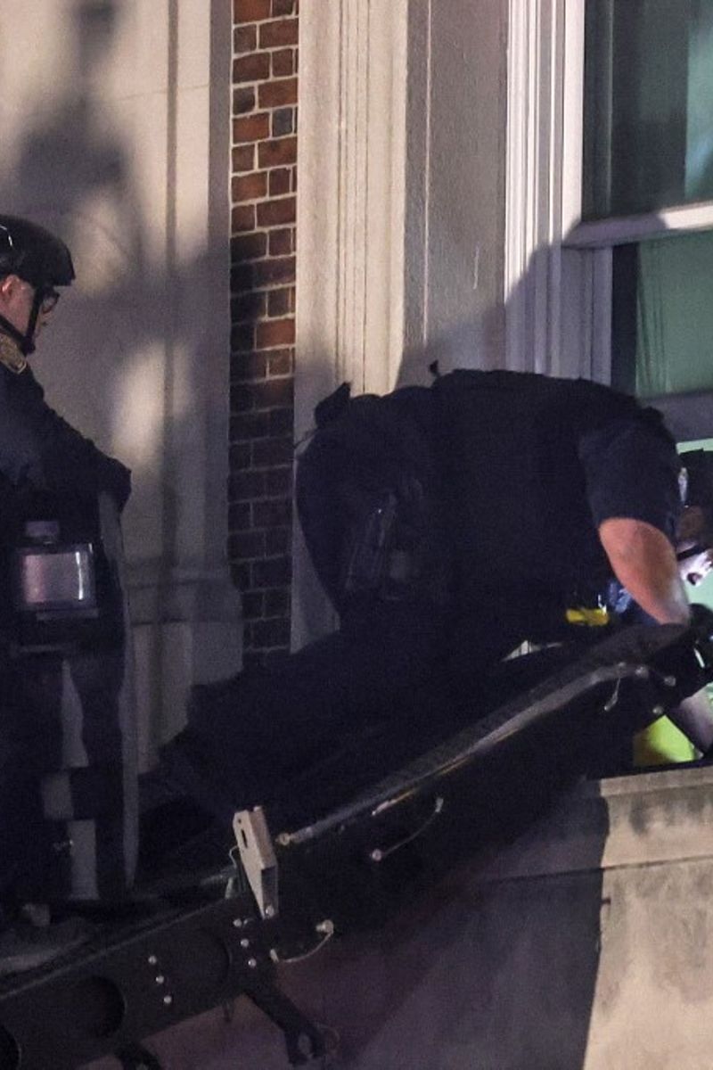 La polizia irrompe in un edificio  barricato da manifestanti studenteschi filo-palestinesi alla Columbia University, a New York City