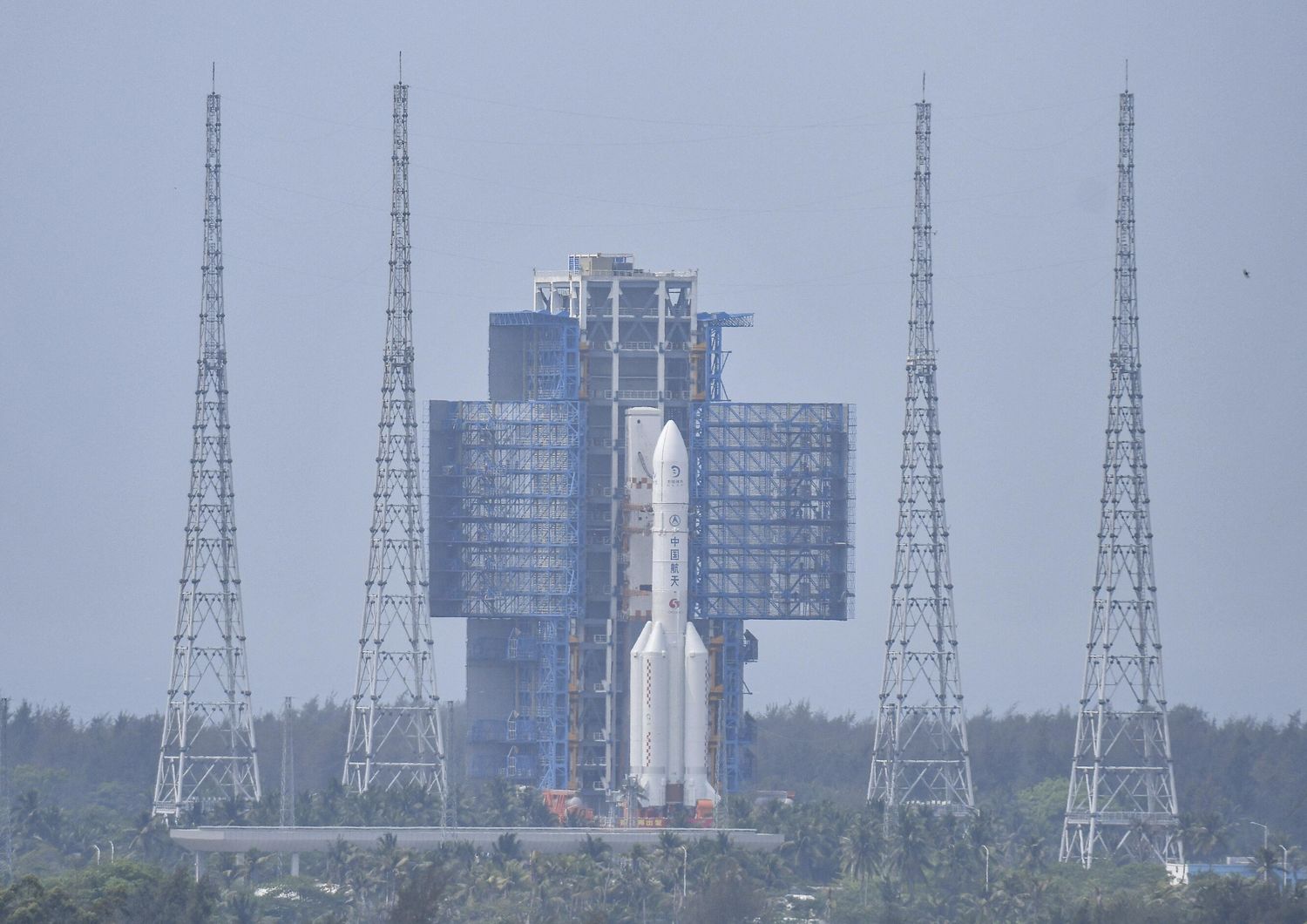 La combinazione della sonda lunare Chang'e-6 e del razzo vettore Lunga Marcia-5 Y8 viene trasferita verticalmente sulla rampa di lancio del Wenchang Space Launch Center nella città di Wenchang, nella provincia di Hainan, nella Cina meridionale, il 27 aprile 2024