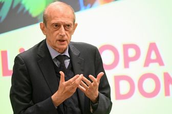 piero fassino indagato furto profumo