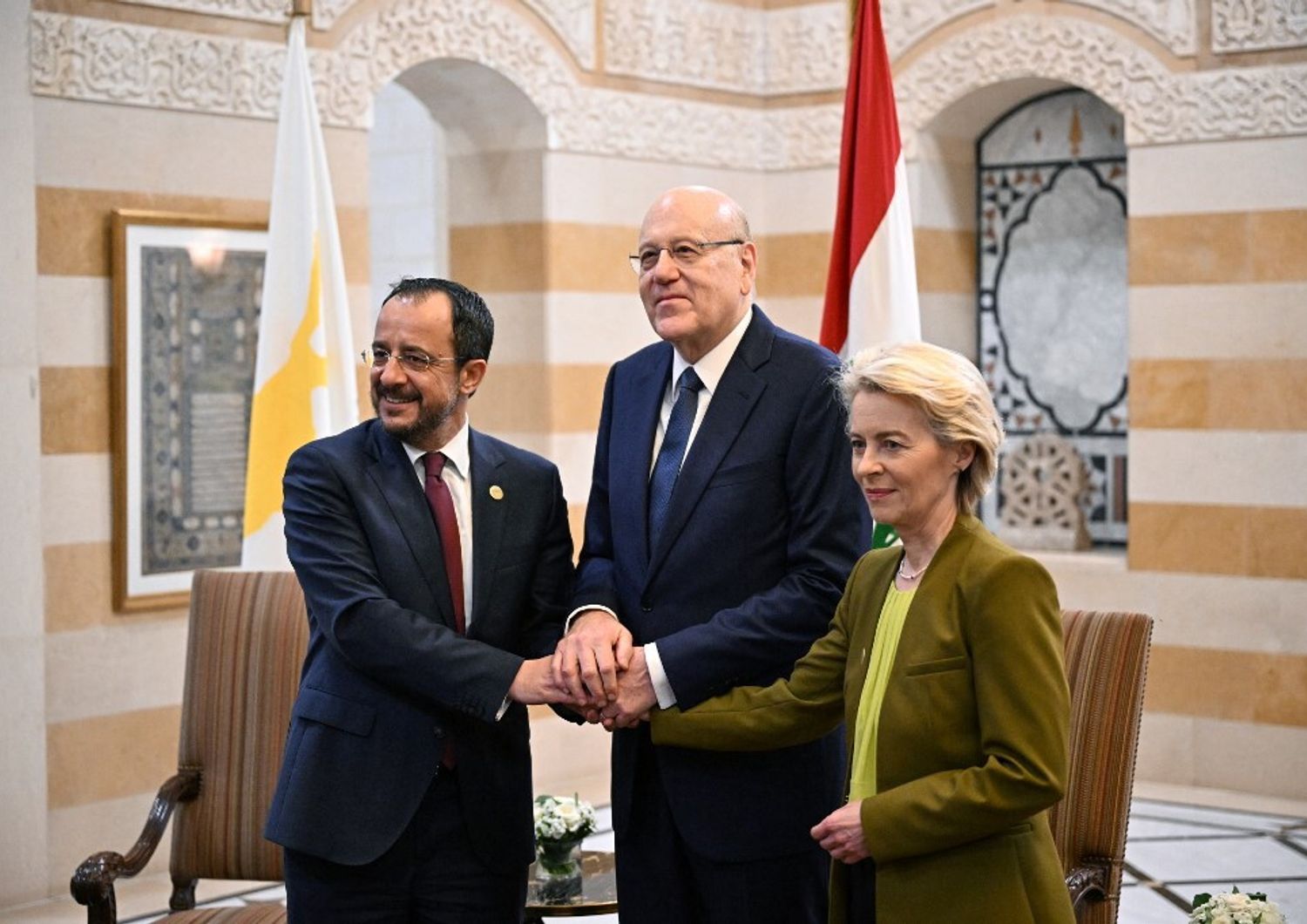 Il primo ministro libanese Najib Mikati con la presidente della Commissione europea Ursula von der Leyen e il presidente cipriota Nikos Christodoulides