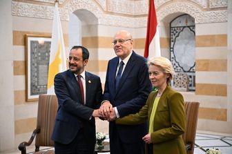 Il primo ministro libanese Najib Mikati con la presidente della Commissione europea Ursula von der Leyen e il presidente cipriota Nikos Christodoulides