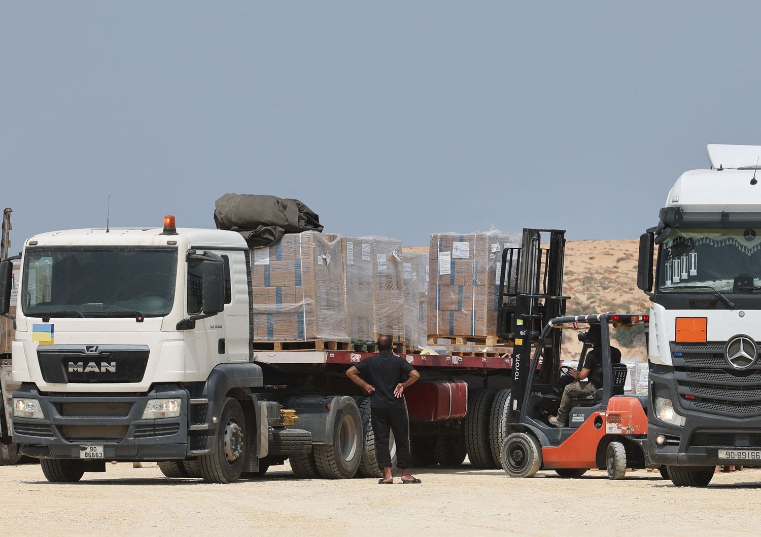 Operatori scaricano un camion a Beit Hanun, nel nord della Striscia di Gaza, durante un'operazione di consegna di aiuti umanitari dalla Giordania al territorio palestinese attraverso il terminal di Erez, controllato da Israele, il 1° maggio 2024