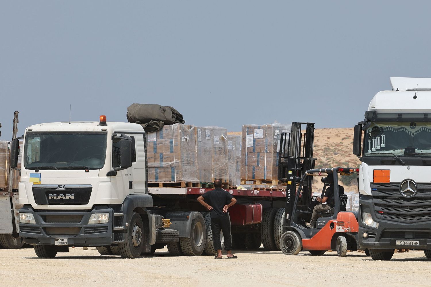 Operatori scaricano un camion a Beit Hanun, nel nord della Striscia di Gaza, durante un'operazione di consegna di aiuti umanitari dalla Giordania al territorio palestinese attraverso il terminal di Erez, controllato da Israele, il 1° maggio 2024