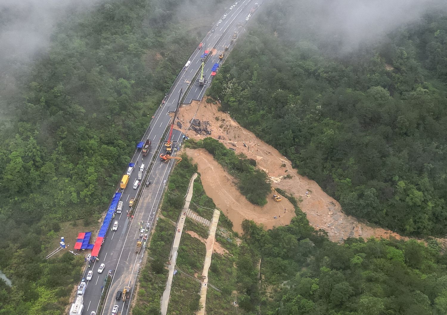 Vista aerea della sezione crollata di un'autostrada vicino a Meizhou, nella provincia meridionale cinese del Guangdong