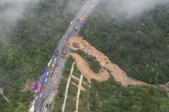 Vista aerea della sezione crollata di un'autostrada vicino a Meizhou, nella provincia meridionale cinese del Guangdong