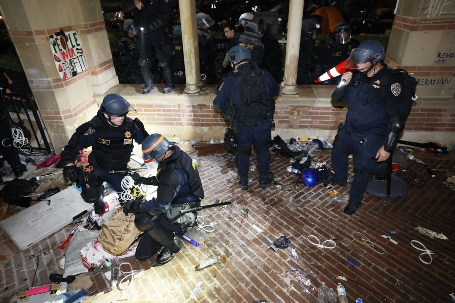 L'intervento della polizia all'Ucla