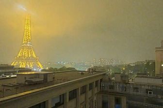 La Torre Eiffel colpita da un fulmine il primo maggio