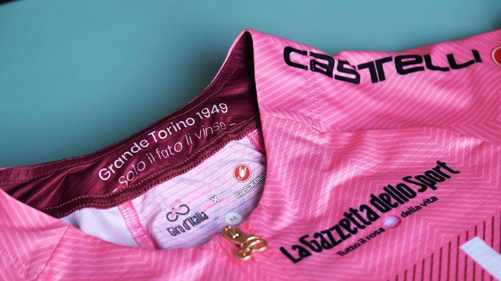 La Maglia Rosa con la scritta che celebra il Grande Torino scomparso a Superga il 4 maggio del 1949