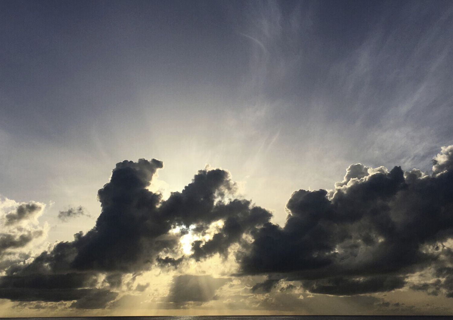 Cielo nuvoloso sul mare nelle previsioni meteo