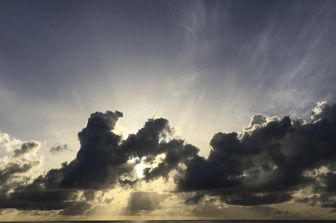 Cielo nuvoloso sul mare nelle previsioni meteo